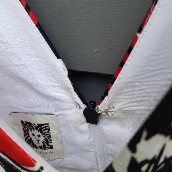 Anne Klein Black White Gray Red Floral Fit & Flare V Neck Dress see measurements - Picture 8 of 11